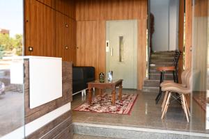 a living room with a table and a door at فندق شهرزاد - Shahrazad Hotel in Banī ‘Aţīyah