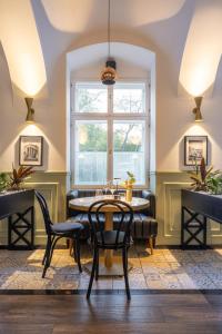 a dining room with a table and chairs and a window at Boutique Hotel Parklane - Newly Renovated in Vienna