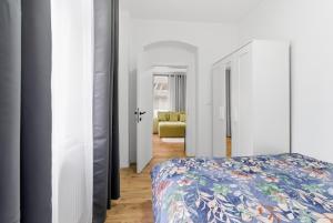 a bedroom with a bed and a yellow couch at Panorama Apartments an der Seilbahn unterhalb der Albrechtsburg - Parkplatz und Wi-Fi - FREE in Meißen