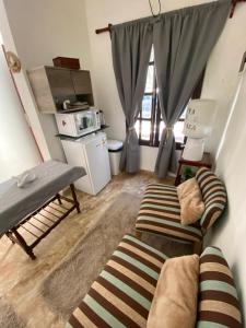 a living room with two couches and a kitchen at Casita de Norma, Mercedes Corrientes!!! in Mercedes