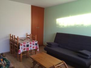 - un salon avec un canapé et une table dans l'établissement Le Plazza, à Valberg