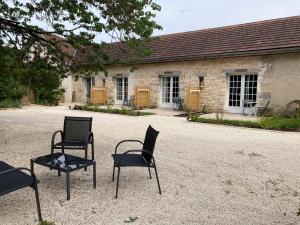three chairs sitting in front of a building at Chambre Millepertuis in Auriac-du-Périgord