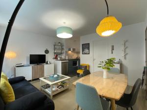 a living room with a table and a couch at Rance solidor ter in Saint Malo