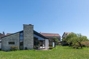 an extension to a house in the countryside at Petit Clos d'Hélix in Annay-sur-Serein
