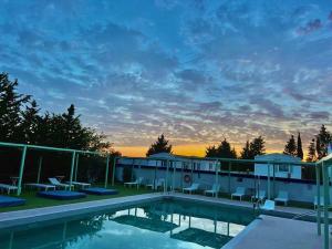 a house with a swimming pool at sunset at Hotel La Villoría in Medina Sidonia