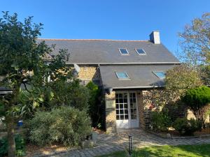 a brick house with a gray roof at La Petite Bergère in Saint-Méloir-des-Ondes