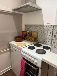 a white stove top oven in a kitchen at Sunshine apartment in Maidstone