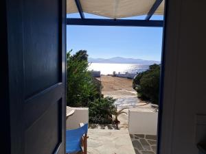 an open door with a view of the ocean at Pyrgis Glyfades studios in Glifades