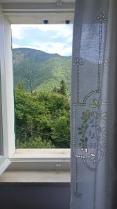 ein Fenster mit Blick auf die Berge in der Unterkunft Casa Merei in Casa Poragine