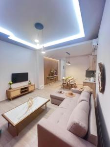 ein Wohnzimmer mit Sofa und Tisch in der Unterkunft Salvatore in Sykia