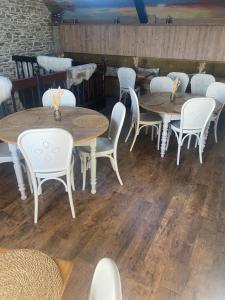 a row of tables and chairs in a restaurant at La Petite Bergère in Saint-Méloir-des-Ondes