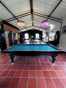 a pool table in the middle of a room at Escapada En La Quinta Esperanza in Sasaima