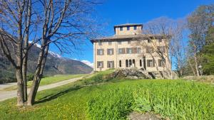 an old building on top of a grassy hill at Chez Néné in Châtillon