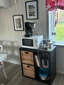 a microwave sitting on top of a table at Lillhuset Gallerud in Årjäng