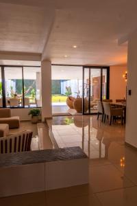 a living room with a table and a dining room at Refugio urbano in Nuevo Cuscatlán