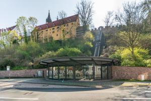 a pavilion in a parking lot in front of a building at Panorama Apartments an der Seilbahn unterhalb der Albrechtsburg - Parkplatz und Wi-Fi - FREE in Meißen