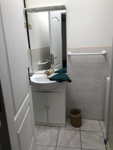 a bathroom with a sink and a mirror at Mers in Mers-les-Bains