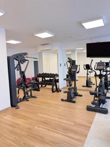 ein Fitnessstudio mit vielen Laufbändern und Geräten in der Unterkunft Hotel Marfil in Sant Antoni de Portmany