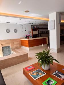ein Wohnzimmer mit Sofa und Tisch in der Unterkunft Hotel Marfil in Sant Antoni de Portmany