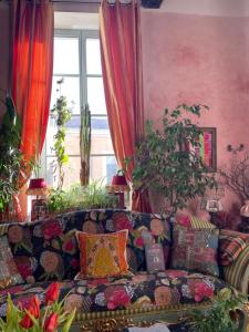 a living room with a couch and some plants at Le Chapitre in Nîmes