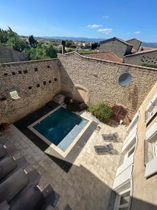 a swimming pool in the side of a building at La Belle Eclusière in Homps