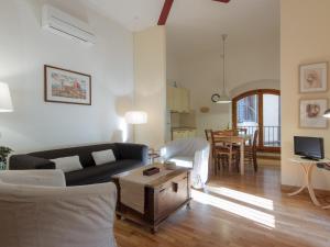 - un salon avec un canapé et une table dans l'établissement non attivo Tower Salterelli, à Florence