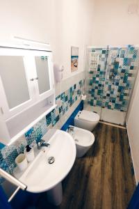 ein Badezimmer mit Waschbecken und Toilette in der Unterkunft A Patedda in Favignana + 7 Fotos