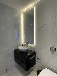 a bathroom with a sink and a mirror at Concepto Home in Rafaela