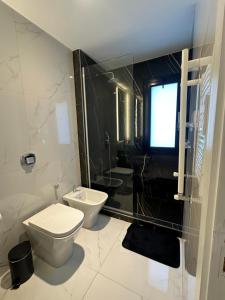 a bathroom with a toilet and a shower and a sink at Concepto Home in Rafaela