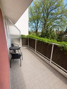 a patio with a table and a chair on a balcony at Moderní studio s terasou v klidné lokalitě in Jihlava