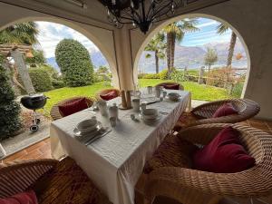 a dining room with a table and chairs with a view at Mediterranes Lebensgefühl Tessin in Gerra