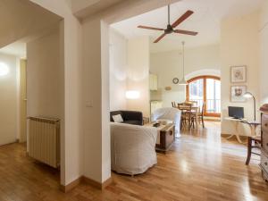ein Wohnzimmer mit einem Sofa und einem Deckenventilator in der Unterkunft non attivo Tower Salterelli in Florenz