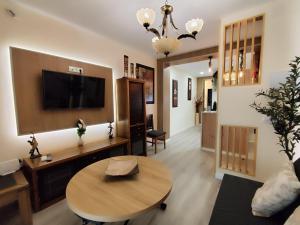 a living room with a table and a tv at Albatros centro Lucena in Lucena