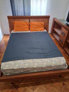 a bedroom with a bed with a blue mattress at my house in Lisbon