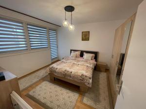 a bedroom with a bed and a window at Apartman Deluxe in Novi Travnik