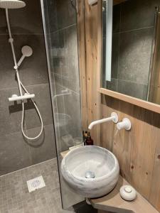 a bathroom with a shower and a toilet in it at Moderne hytte ved sjøen med badstue in Rømskog +50 photos