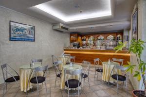a restaurant with tables and chairs and a bar at Albergo La Posta Arezzo in Badia Al Pino