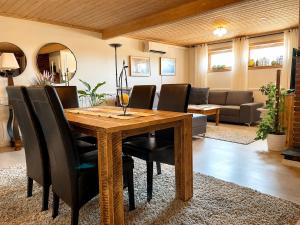 ein Esszimmer mit einem Holztisch und schwarzen Stühlen in der Unterkunft Sandve in Sandve