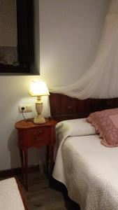 1 dormitorio con 2 camas y una lámpara en una mesa en Kapel Etxea, en Urzainqui