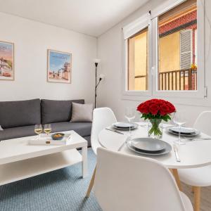 a living room with a white table and a couch at Le Ravissant - plage et casino à 2 min, Houlgate in Houlgate