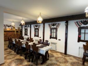 a large room with a long table and chairs at Casa Corlățeni in Pojorâta