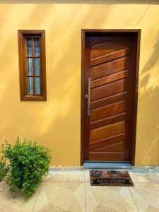 a wooden door on the side of a building at Chalé no coração de Penedo - Pet Friendly in Itatiaia