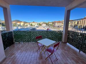 a patio with a table and chairs on a balcony at Monolocale 3 Api in Portoferraio