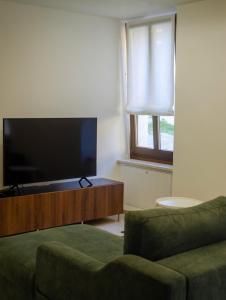 a living room with a couch and a flat screen tv at Casa Vacanze Centrale in Mori