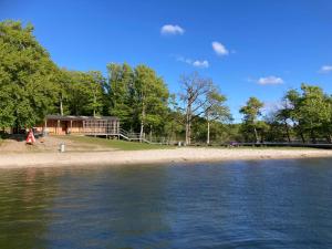 a cabin on the shore of a body of water at Lille hus i Sydbyen in Silkeborg