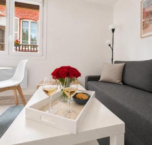 a living room with two glasses of wine on a table at Le Charmant - plage & restaurants à pied, Houlgate in Houlgate +14 photos