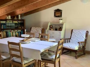 a dining room with a table and chairs at B&B Da Mariella in Spigno Saturnia