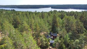 an aerial view of a house in the middle of a forest at Hus Sinnermåla in Högsby