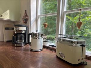a kitchen counter with a coffee maker and a toaster at Hus Bokhultet in Ruda