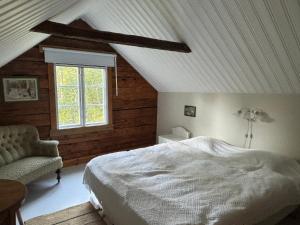 a bedroom with a white bed and a window at Hus Blommekulla in Högsby